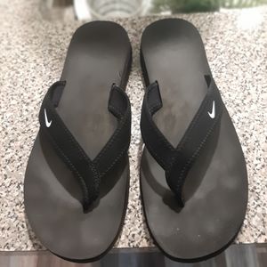 Women's Nike flip flops
